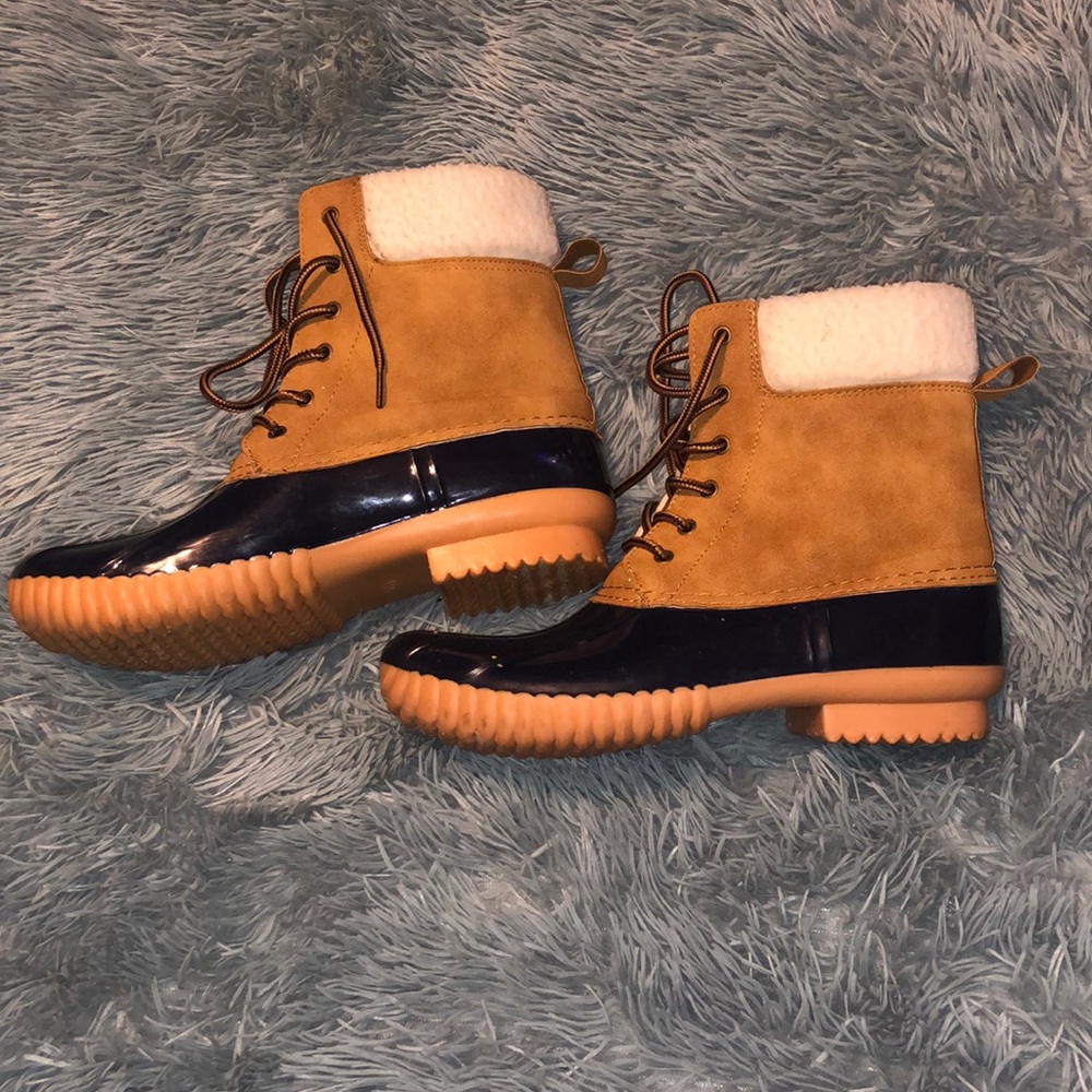 Barely worn rain boots, cute size 6.